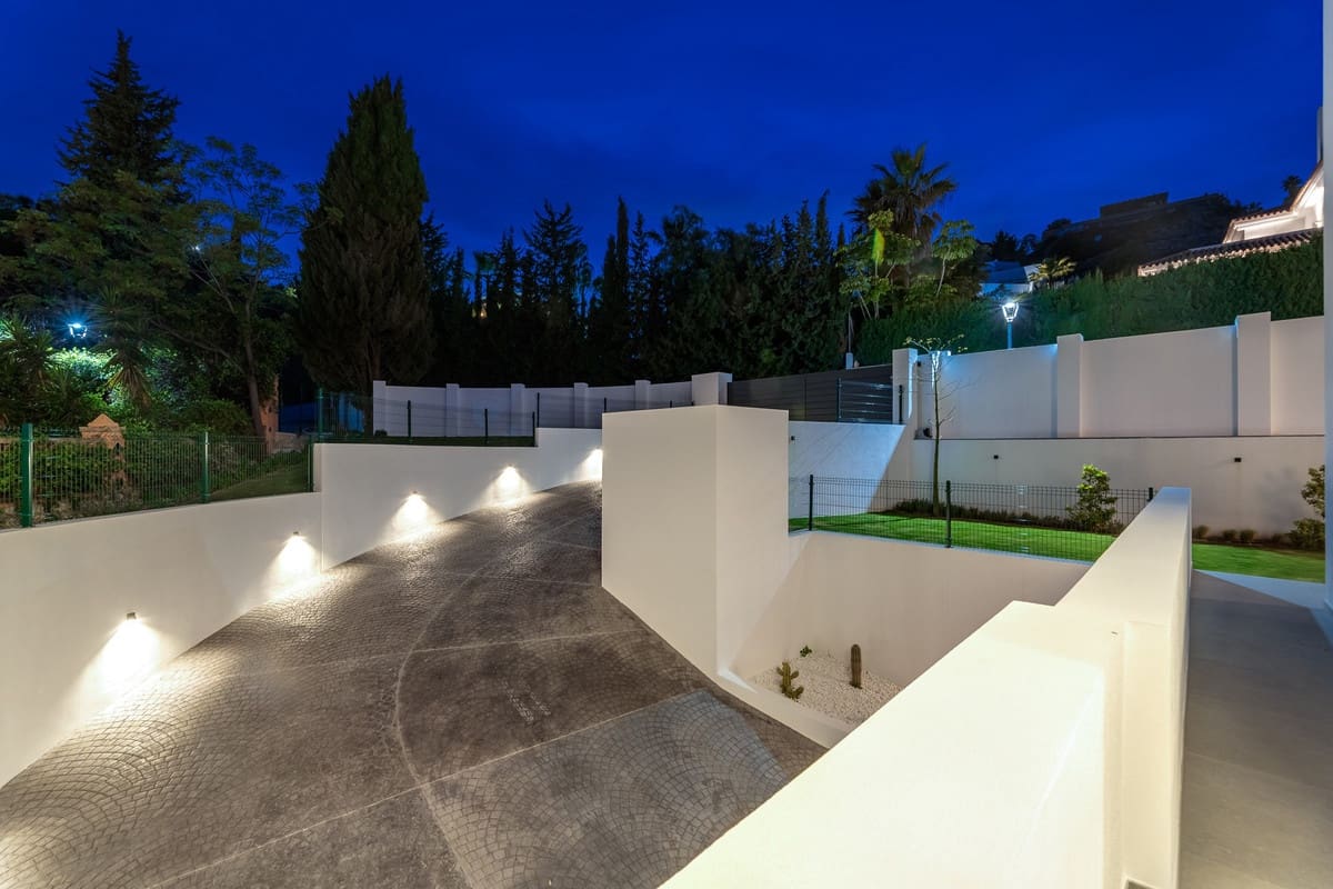 6 bedroom Villa for sale in Benahavis with pool garage - € 4,000,000 (Ref: 9588470)