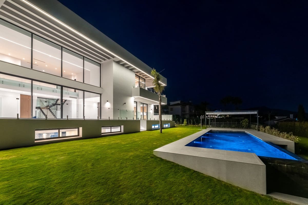6 bedroom Villa for sale in Benahavis with pool garage - € 4,000,000 (Ref: 9588470)