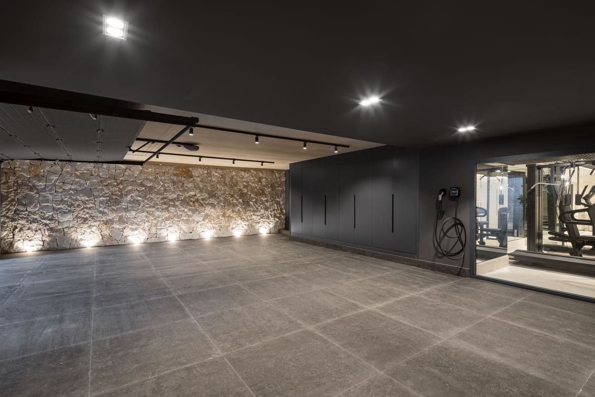 7 bedroom Villa for sale in Nueva Andalucia with pool garage - € 19,500,000 (Ref: 9590353)