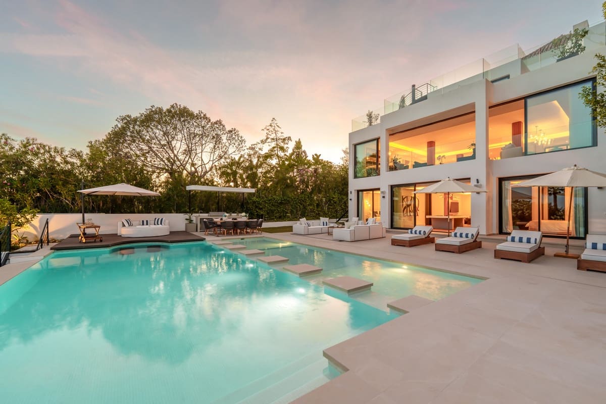 6 slaapkamer Villa te koop in Nueva Andalucia met zwembad garage - € 7.350.000 (Ref: 9600044)