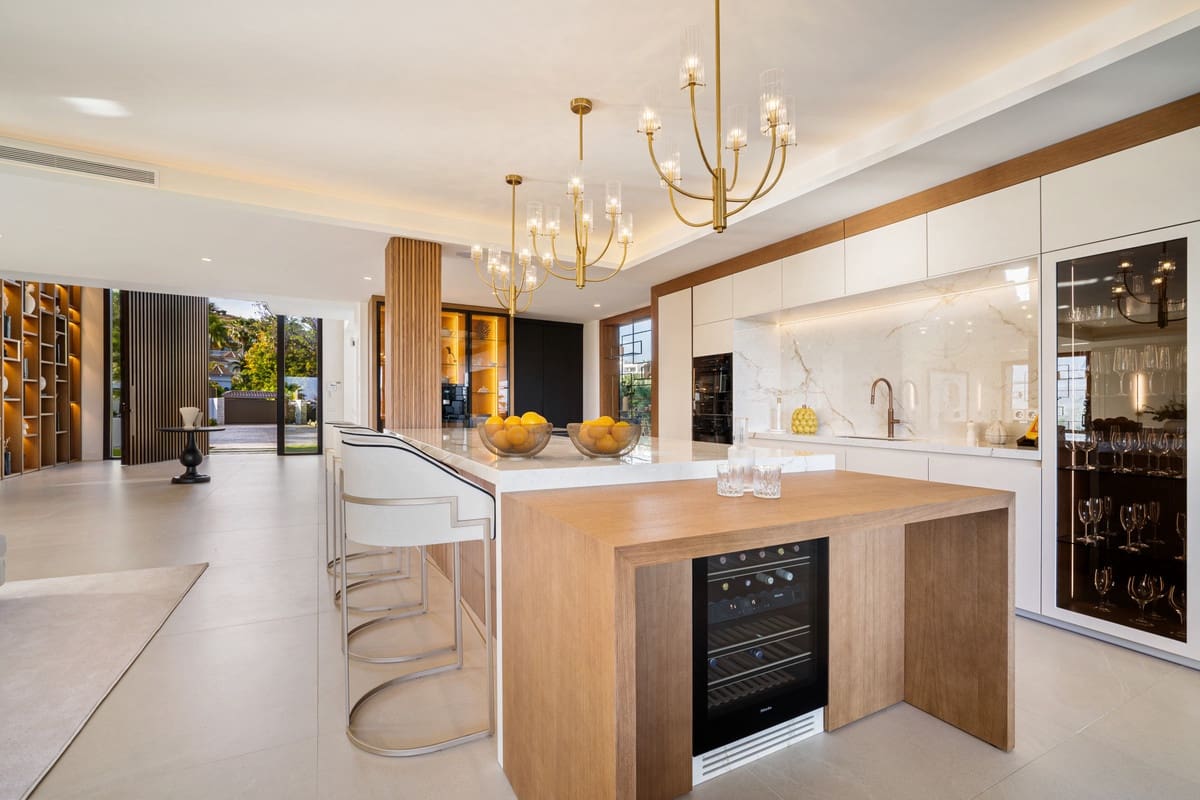 6 slaapkamer Villa te koop in Nueva Andalucia met zwembad garage - € 7.350.000 (Ref: 9600044)