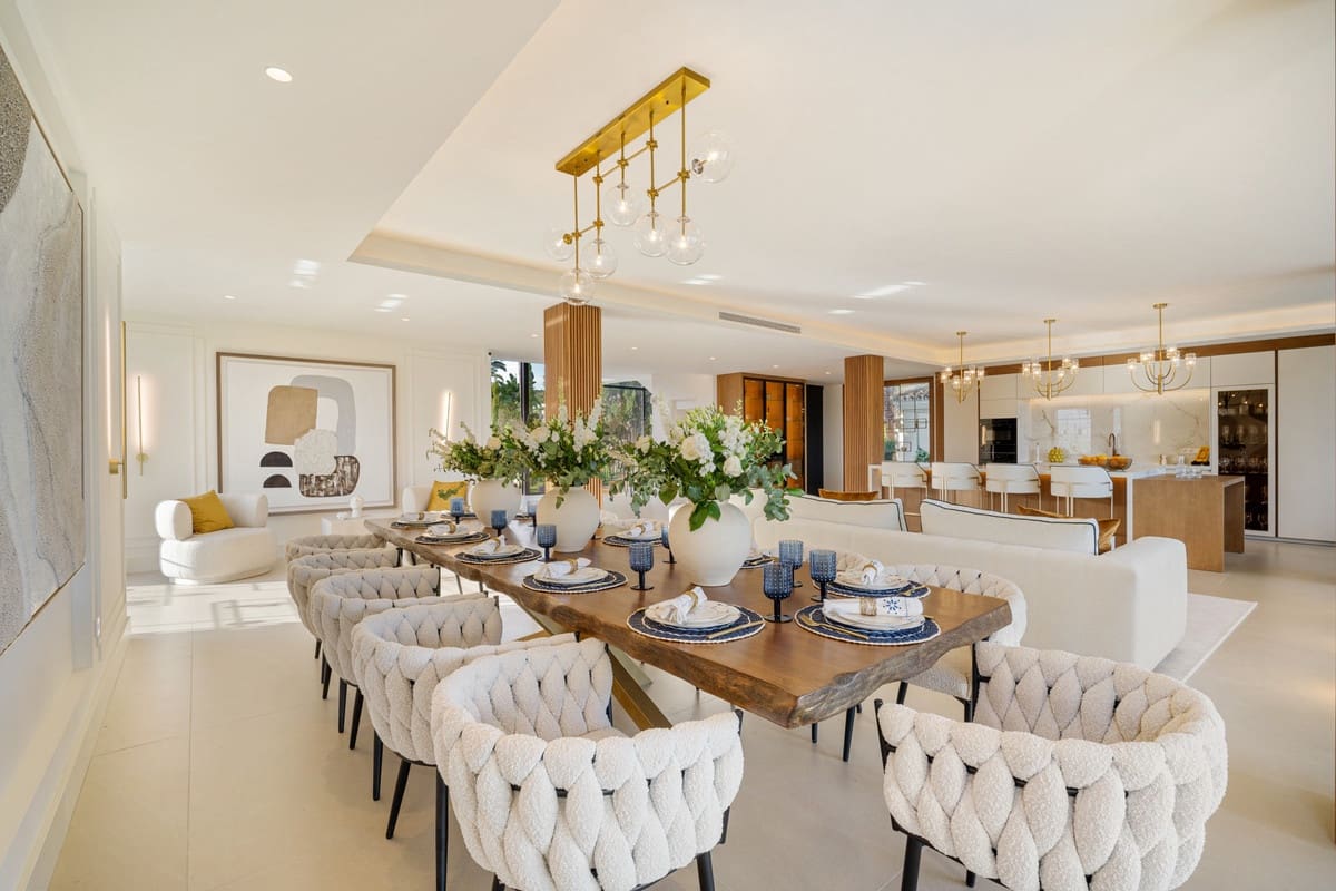 6 slaapkamer Villa te koop in Nueva Andalucia met zwembad garage - € 7.350.000 (Ref: 9600044)