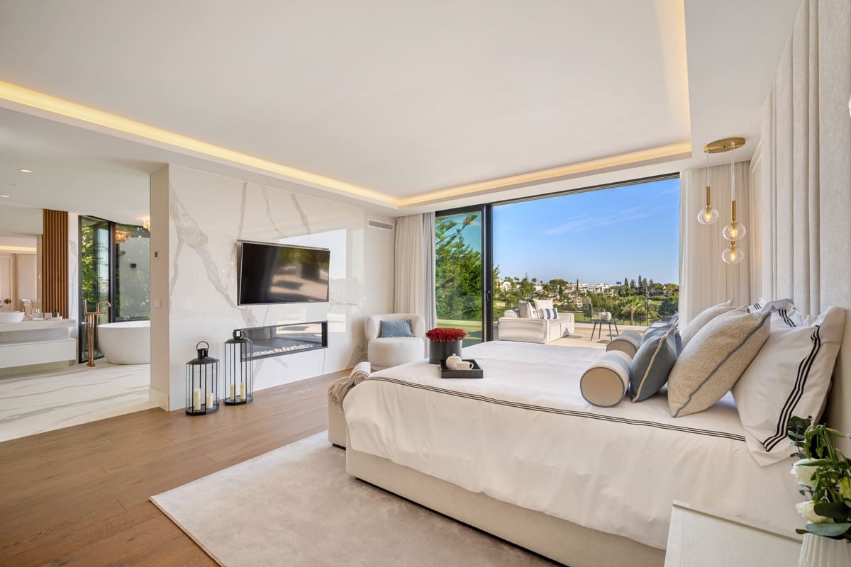 6 slaapkamer Villa te koop in Nueva Andalucia met zwembad garage - € 7.350.000 (Ref: 9600044)