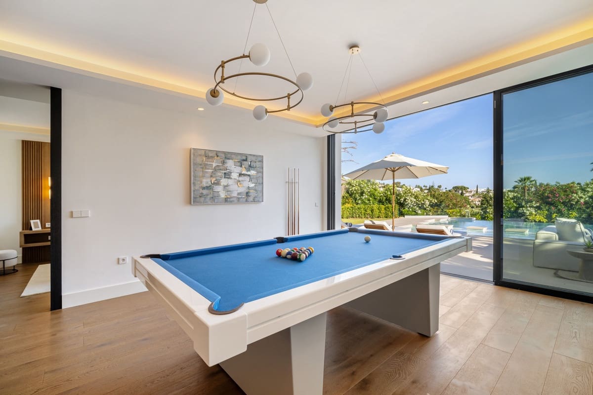 6 slaapkamer Villa te koop in Nueva Andalucia met zwembad garage - € 7.350.000 (Ref: 9600044)