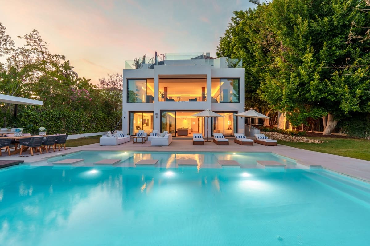 6 slaapkamer Villa te koop in Nueva Andalucia met zwembad garage - € 7.350.000 (Ref: 9600044)