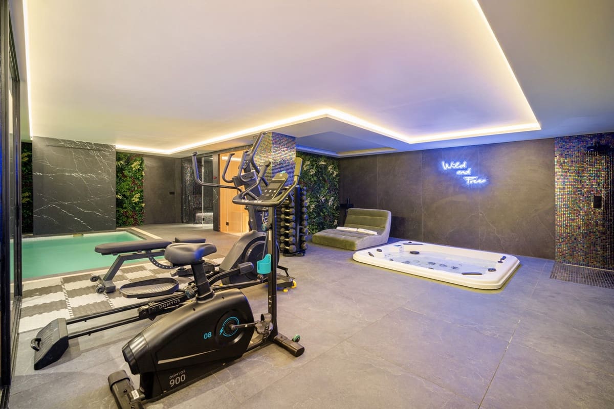 6 slaapkamer Villa te koop in Nueva Andalucia met zwembad garage - € 7.350.000 (Ref: 9600044)