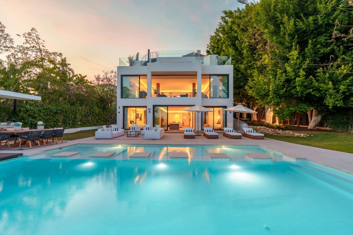 6 sypialnia Willa na sprzedaż w Nueva Andalucia z basenem garażem - 6 850 000 € (Ref: 9600044)