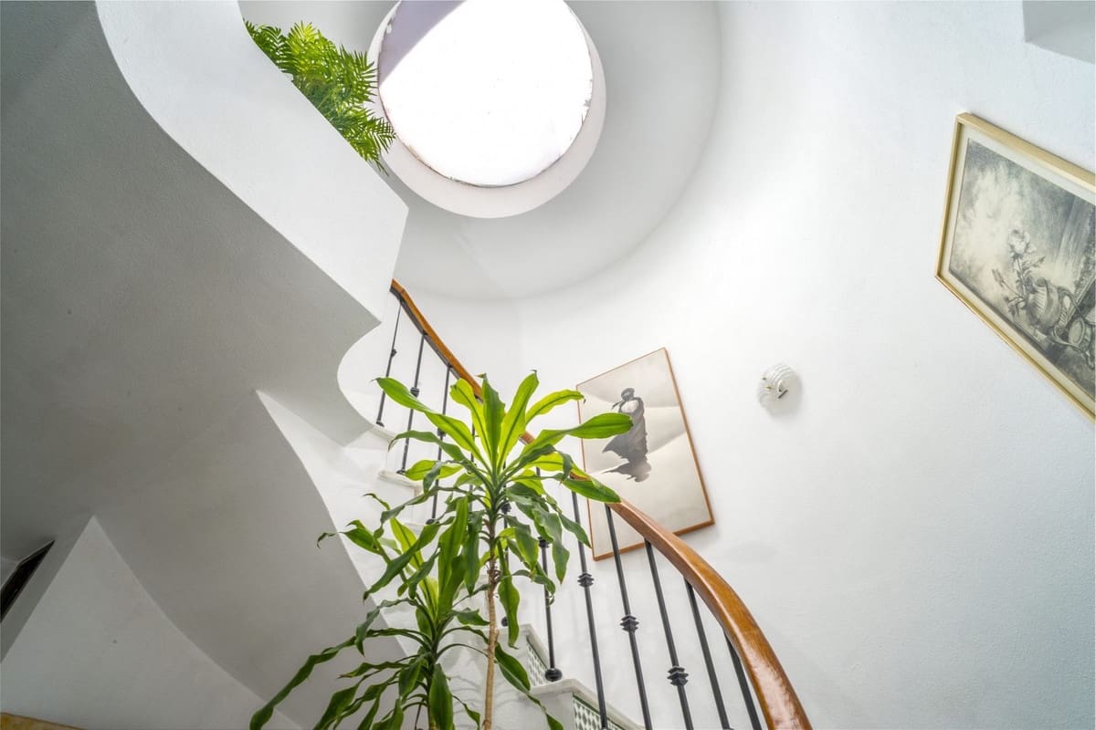 4 soveværelse Villa til salg i Nueva Andalucia med swimmingpool garage - € 1.475.000 (Ref: 9609543)