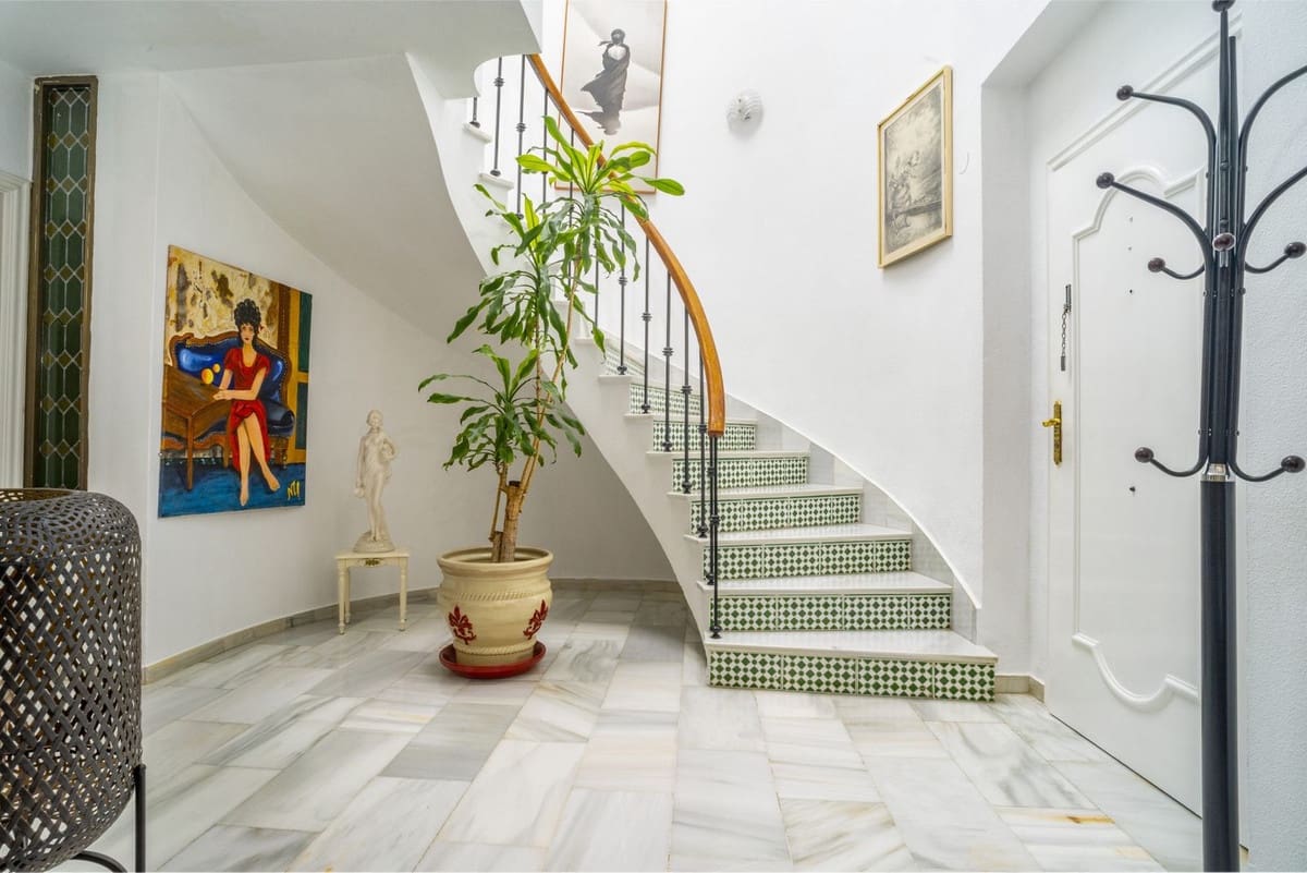 4 soveværelse Villa til salg i Nueva Andalucia med swimmingpool garage - € 1.475.000 (Ref: 9609543)