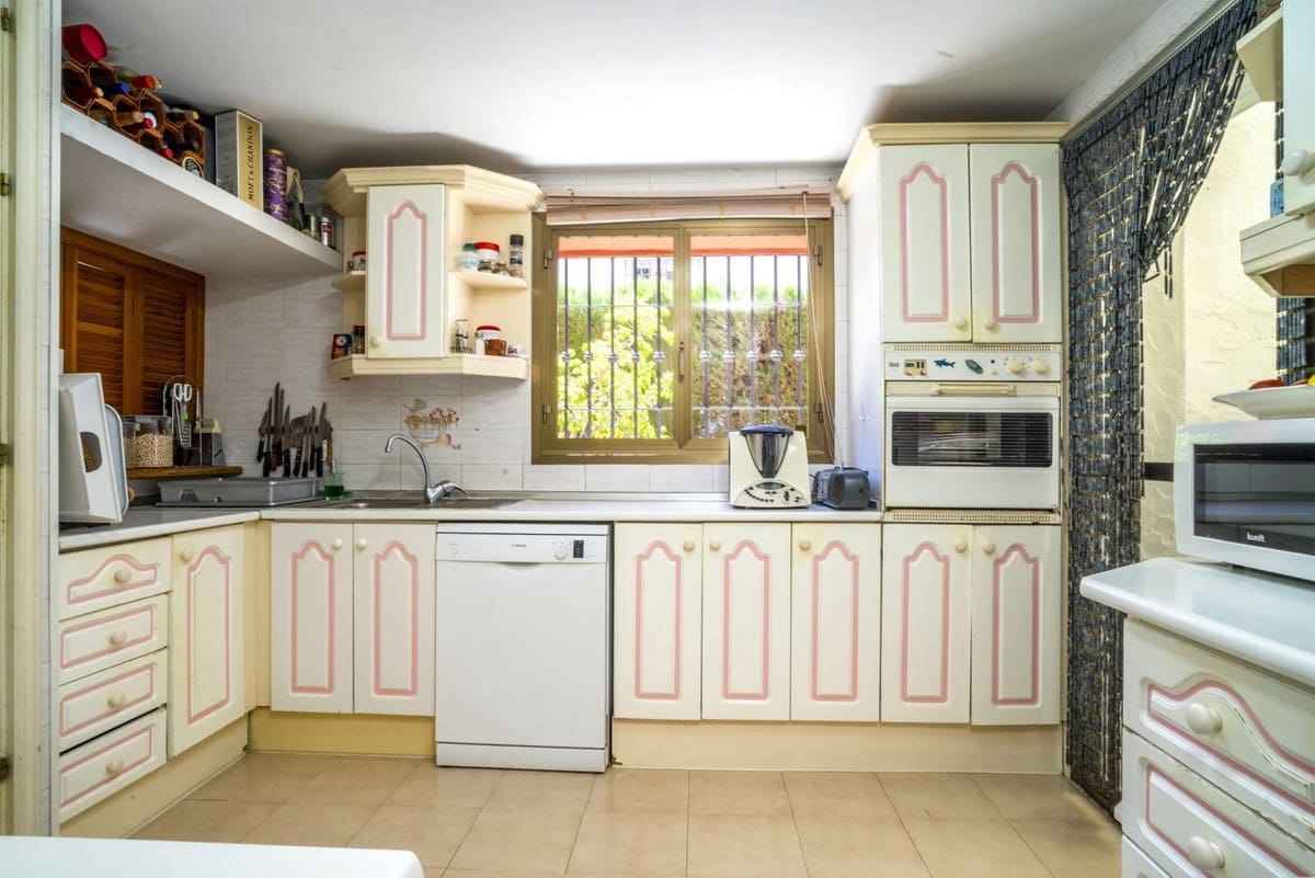 4 soveværelse Villa til salg i Nueva Andalucia med swimmingpool garage - € 1.475.000 (Ref: 9609543)