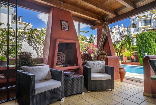 4 soveværelse Villa til salg i Nueva Andalucía Centro, Marbella med swimmingpool garage - € 1.475.000 (Ref: 9609543)