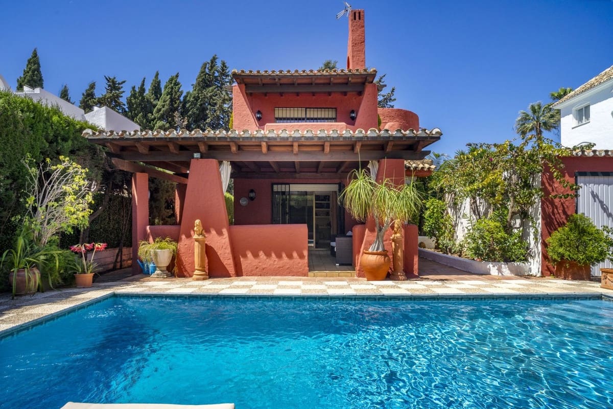 4 soveværelse Villa til salg i Nueva Andalucia med swimmingpool garage - € 1.475.000 (Ref: 9609543)