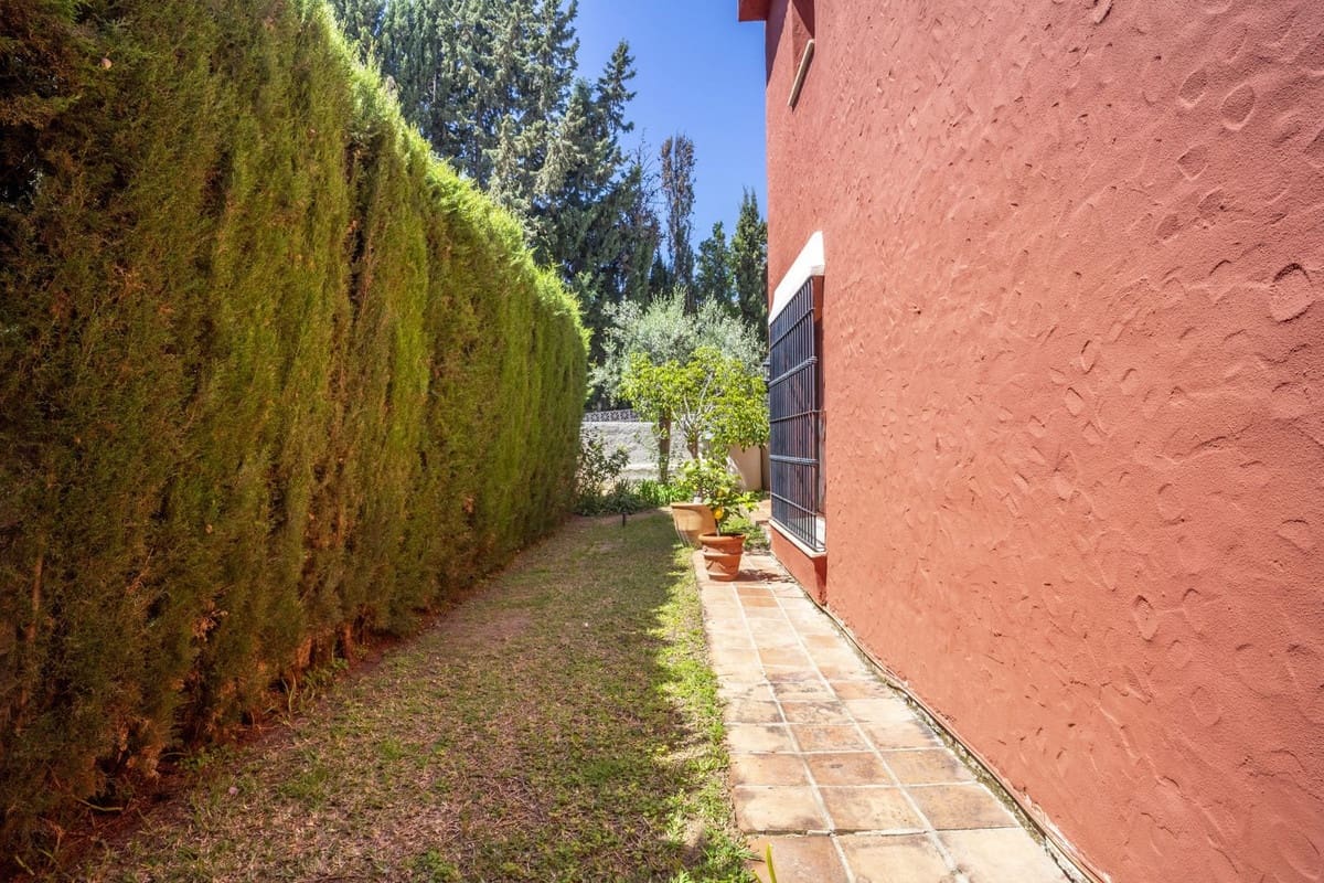 4 soveværelse Villa til salg i Nueva Andalucia med swimmingpool garage - € 1.475.000 (Ref: 9609543)