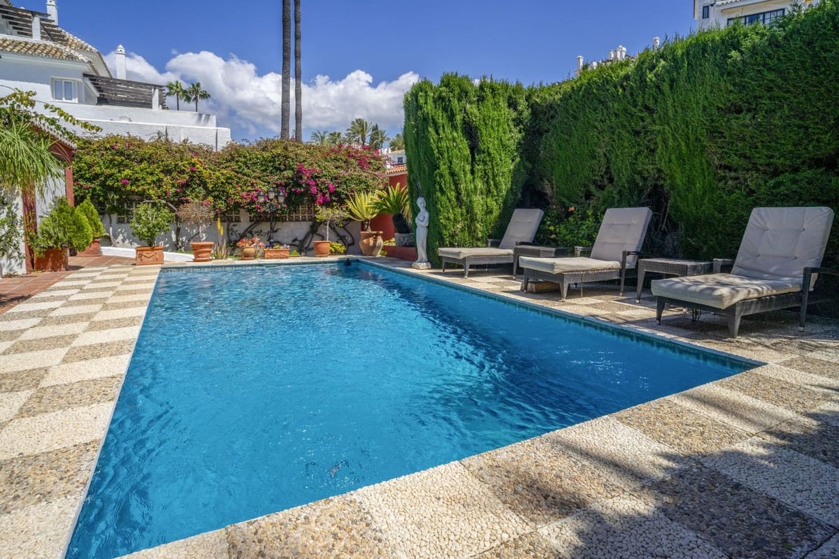 4 soveværelse Villa til salg i Nueva Andalucia med swimmingpool garage - € 1.475.000 (Ref: 9609543)