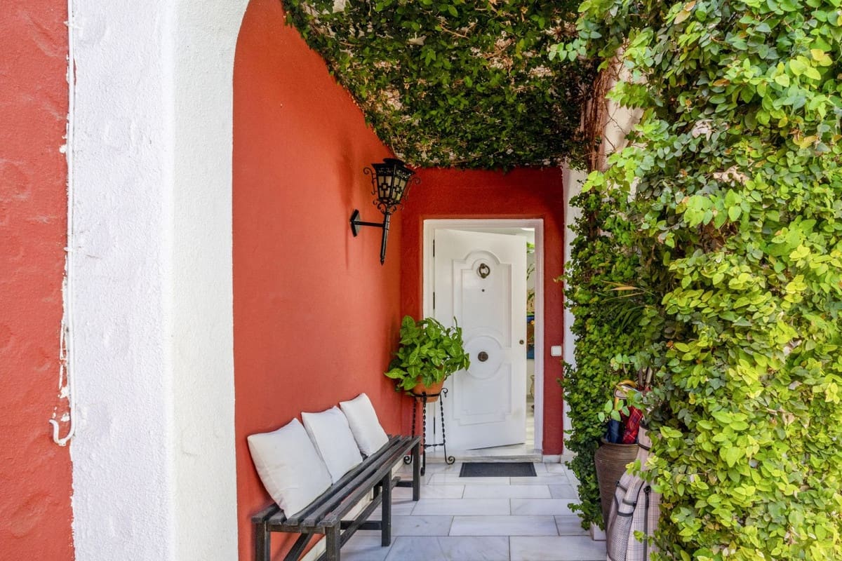 4 soveværelse Villa til salg i Nueva Andalucia med swimmingpool garage - € 1.475.000 (Ref: 9609543)