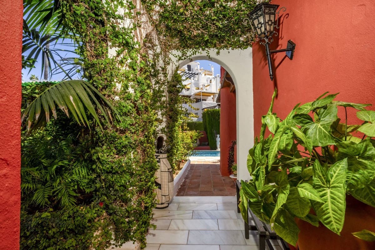 4 soveværelse Villa til salg i Nueva Andalucia med swimmingpool garage - € 1.475.000 (Ref: 9609543)