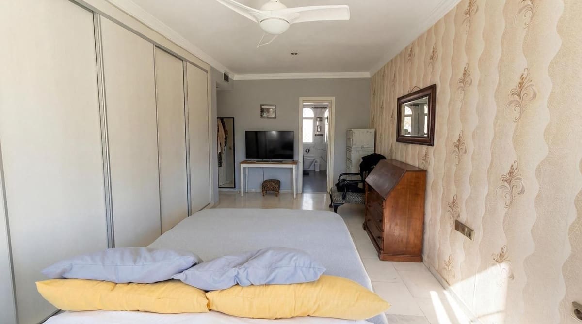 3 soveværelse Byhus til salg i Nueva Andalucia med swimmingpool - € 678.000 (Ref: 9628101)