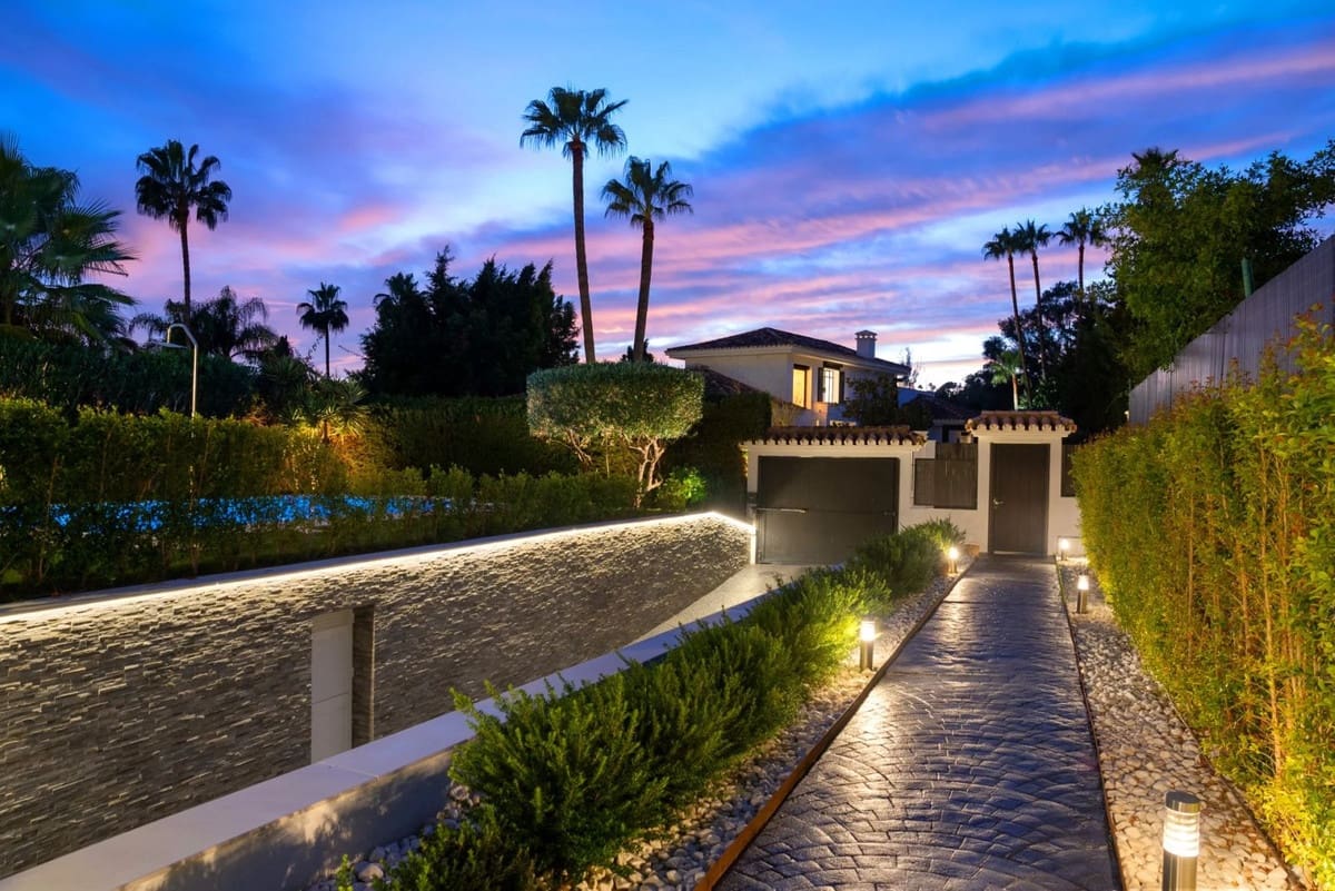 4 soverom Villa til salgs i Nueva Andalucia med svømmebasseng garasje - € 2 650 000 (Ref: 9628114)