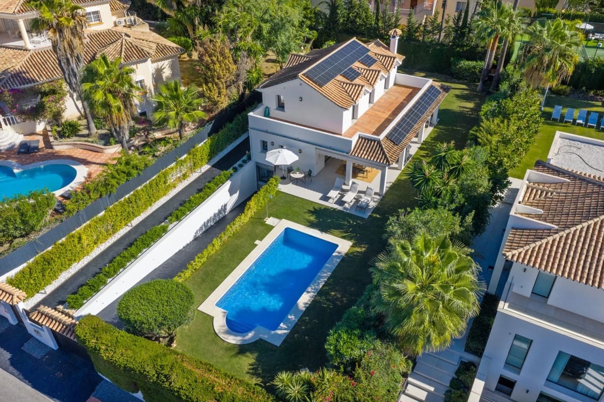 4 bedroom Villa for sale in Nueva Andalucia with pool garage - € 2,650,000 (Ref: 9628114)