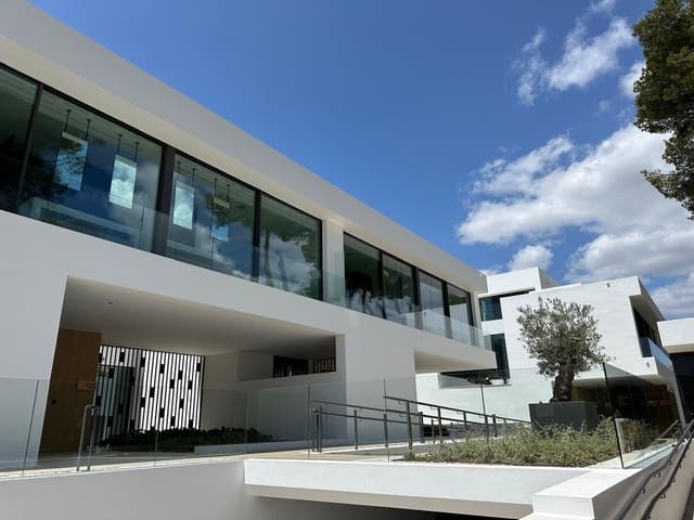 4 makuuhuone Omakotitalo myytävänä paikassa Marbella mukana uima-altaan 
autotalli - 4 800 000 € (Ref: 9649822)