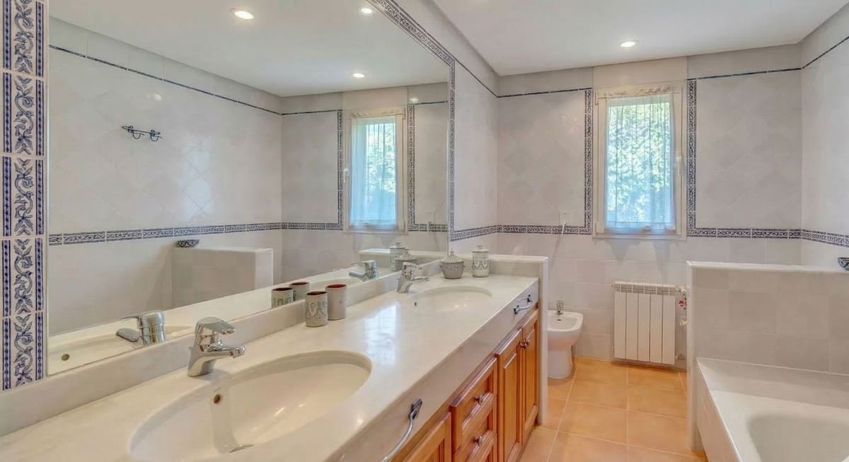 5 makuuhuone Huvila myytävänä paikassa Benahavis mukana uima-altaan 
autotalli - 2 100 000 € (Ref: 9669320)