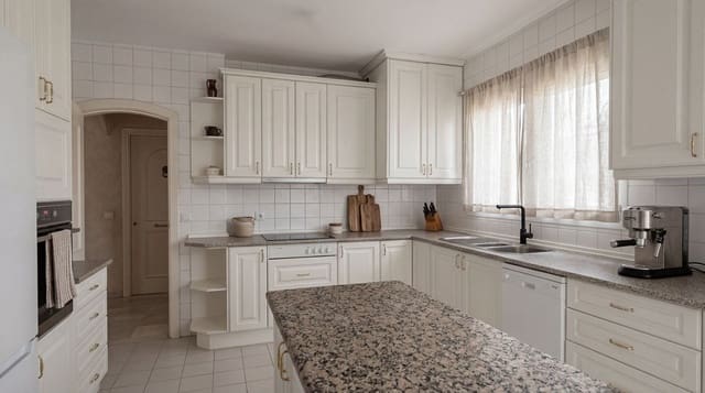 4 quarto Moradia para venda em Elviria, Marbella com garagem - 1 600 000 € (Ref: 9730811)