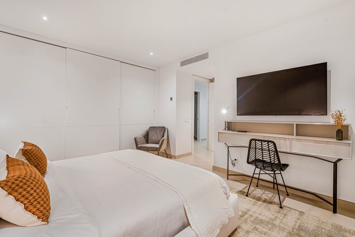 6 bedroom Villa for sale in Golden Mile with pool garage - € 5,900,000 (Ref: 9798268)