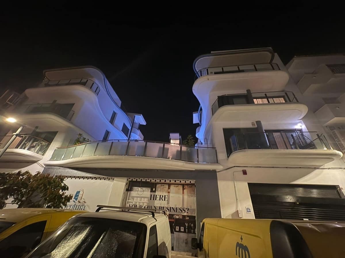 1 soverom Bedrift til salgs i Estepona med svømmebasseng garasje - € 1 400 000 (Ref: 9821397)