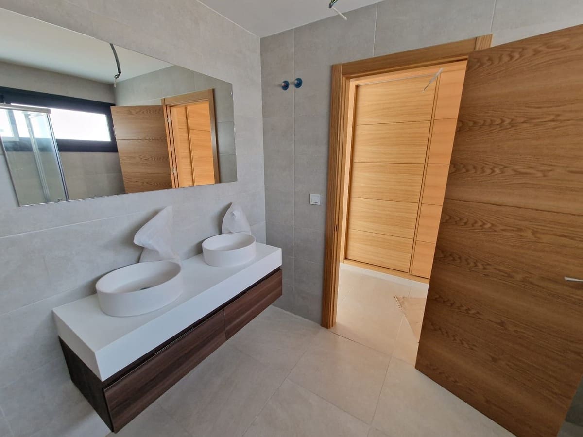 4 bedroom Villa for sale in Manilva with pool garage - € 780,000 (Ref: 9821409)