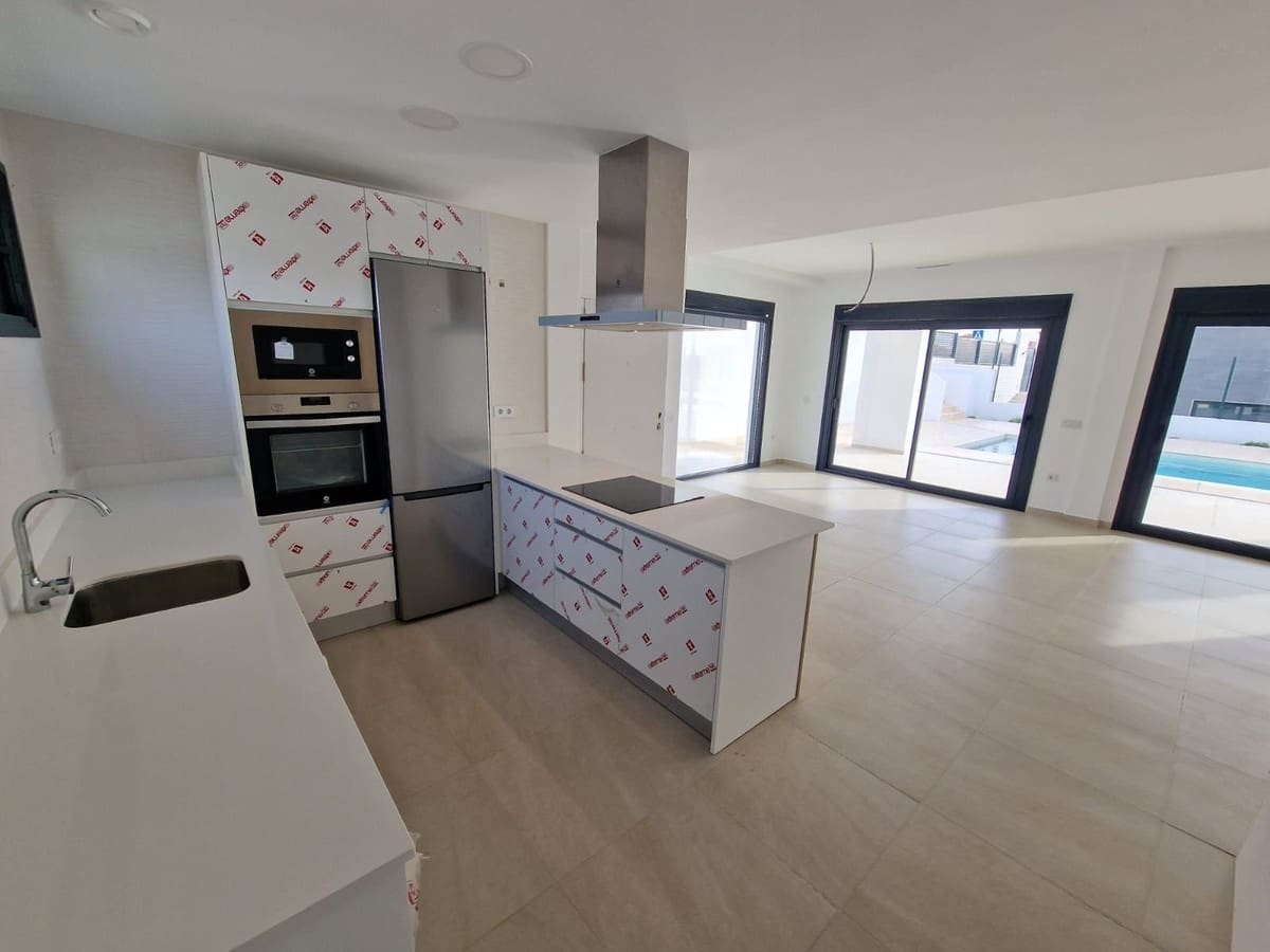 4 bedroom Villa for sale in Manilva with pool garage - € 780,000 (Ref: 9821409)