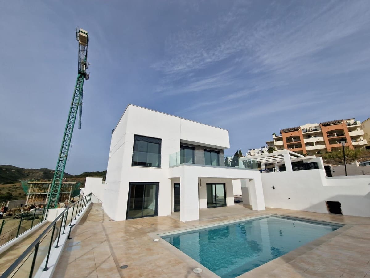4 bedroom Villa for sale in Manilva with pool garage - € 780,000 (Ref: 9821409)