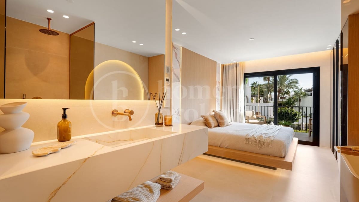 Pareado de 4 habitaciones en Puerto Banus en venta con piscina garaje - 1.450.000 € (Ref: 9821453)