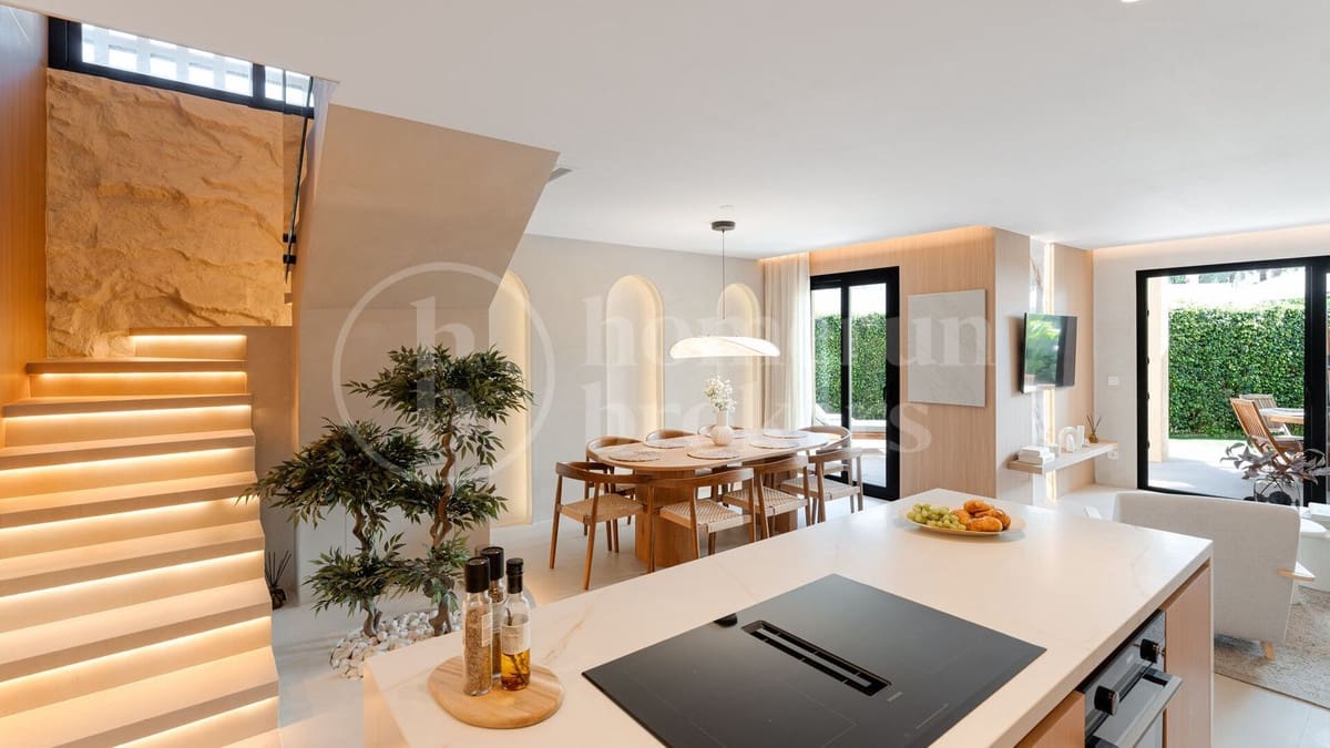 Pareado de 4 habitaciones en Puerto Banus en venta con piscina garaje - 1.450.000 € (Ref: 9821453)
