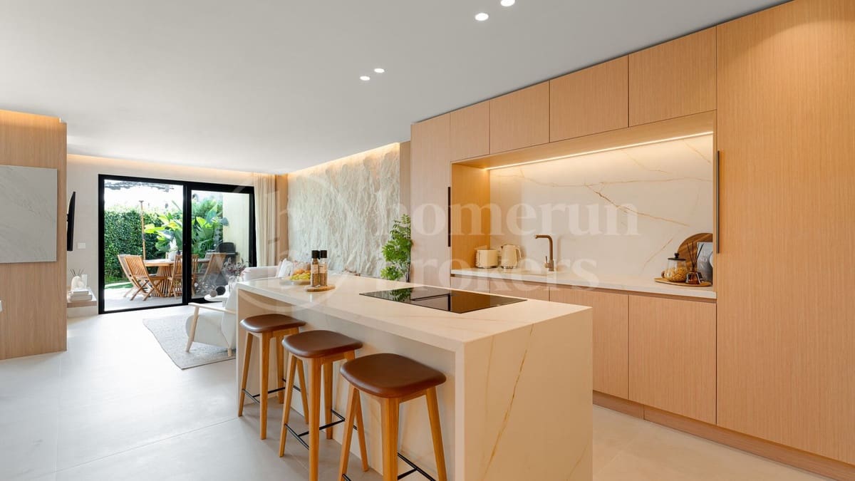 Pareado de 4 habitaciones en Puerto Banus en venta con piscina garaje - 1.450.000 € (Ref: 9821453)