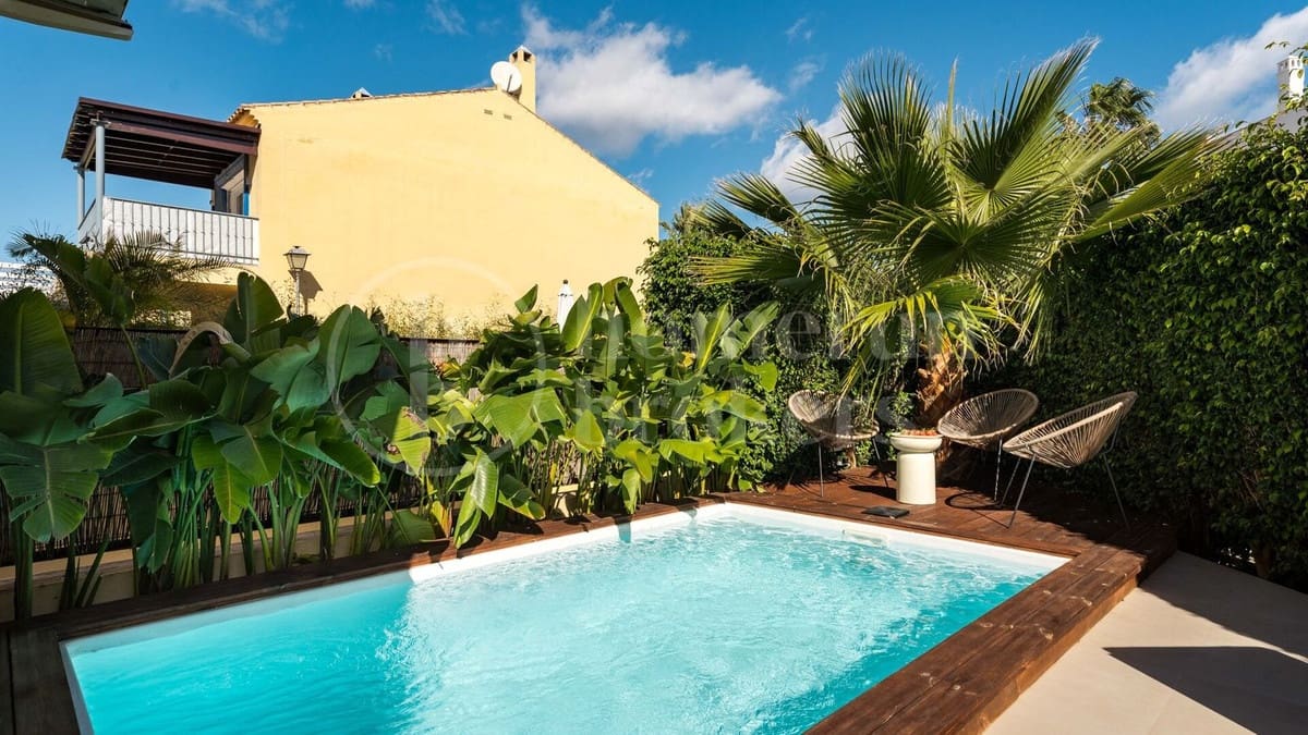 Pareado de 4 habitaciones en Puerto Banus en venta con piscina garaje - 1.450.000 € (Ref: 9821453)