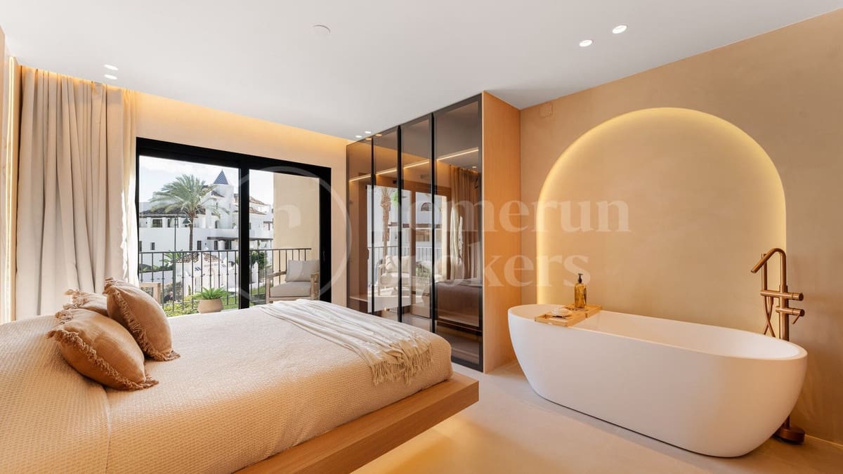 Pareado de 4 habitaciones en Puerto Banus en venta con piscina garaje - 1.450.000 € (Ref: 9821453)