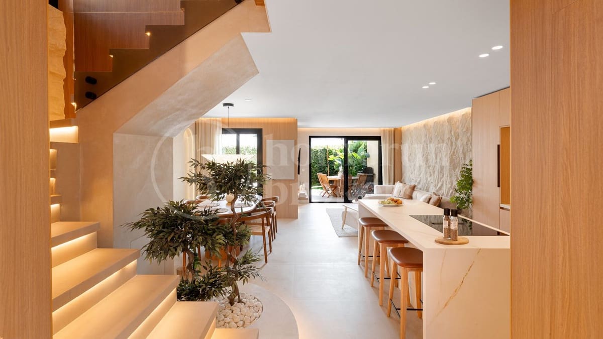 Pareado de 4 habitaciones en Puerto Banus en venta con piscina garaje - 1.450.000 € (Ref: 9821453)