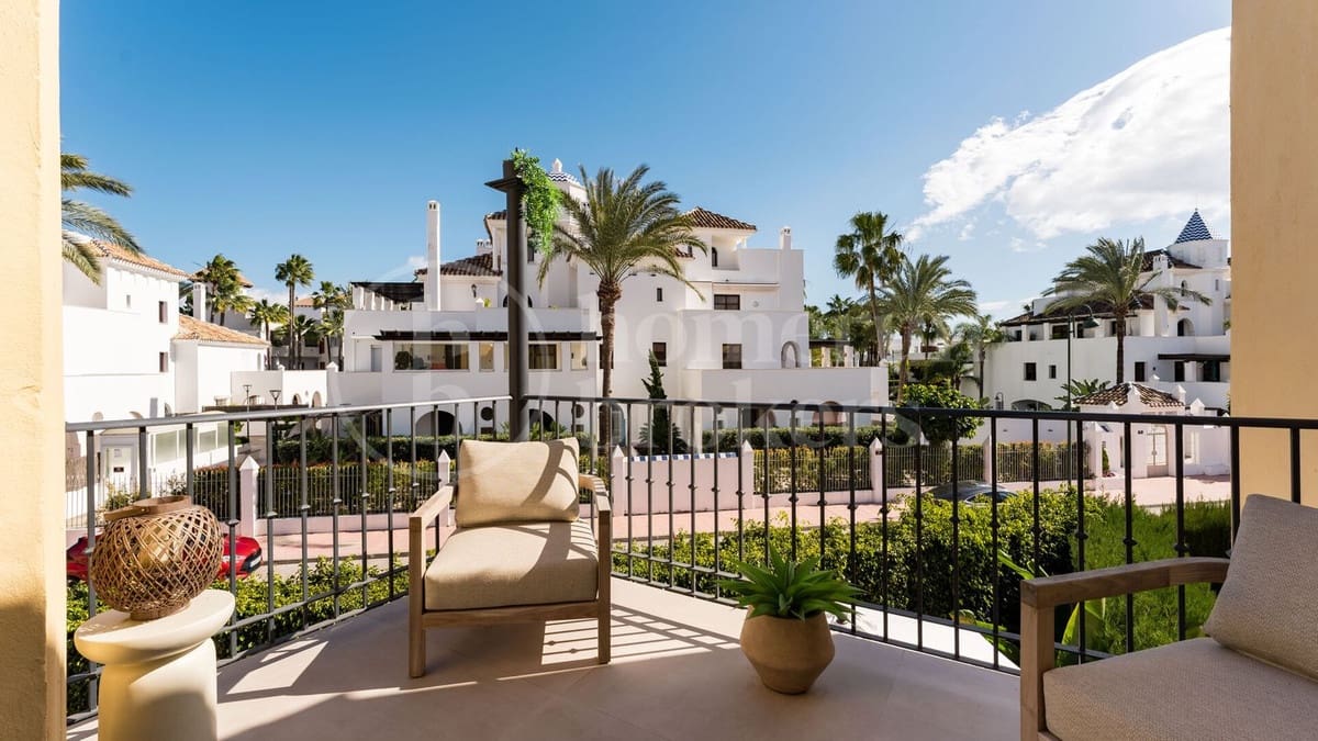 Pareado de 4 habitaciones en Puerto Banus en venta con piscina garaje - 1.450.000 € (Ref: 9821453)