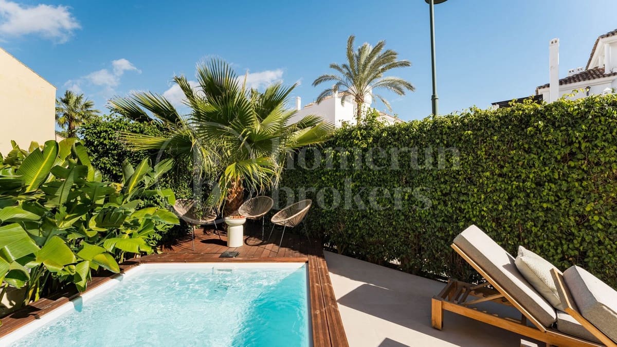 Pareado de 4 habitaciones en Puerto Banus en venta con piscina garaje - 1.450.000 € (Ref: 9821453)