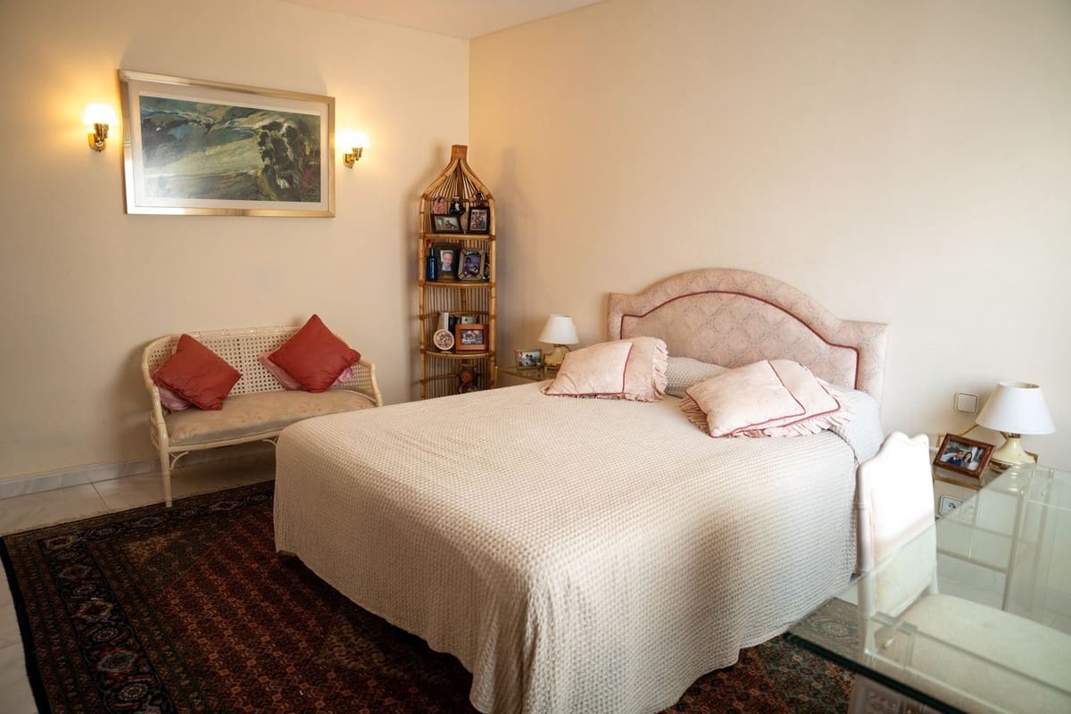 4 bedroom Apartment for sale in Puerto Banus with pool garage - € 2,500,000 (Ref: 9827663)