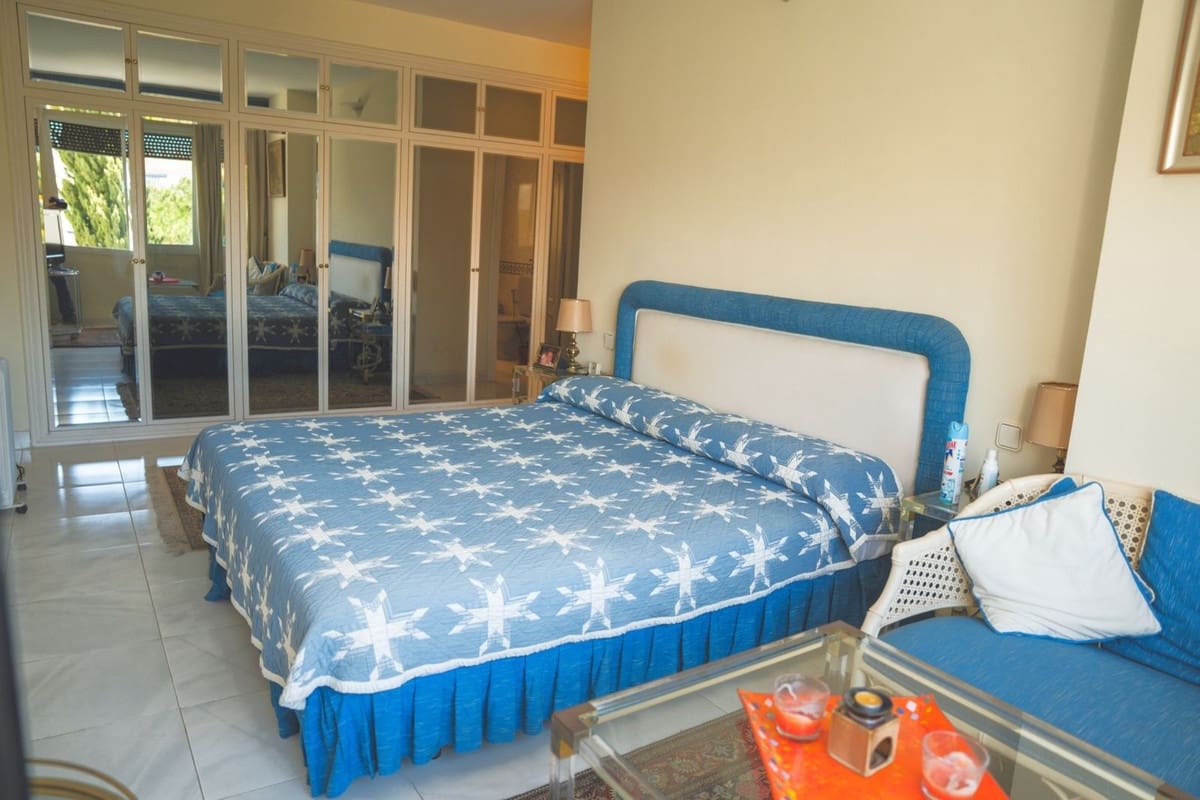 4 bedroom Apartment for sale in Puerto Banus with pool garage - € 2,500,000 (Ref: 9827663)