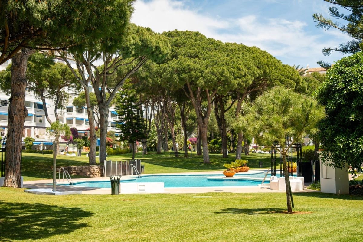 4 bedroom Apartment for sale in Puerto Banus with pool garage - € 2,500,000 (Ref: 9827663)