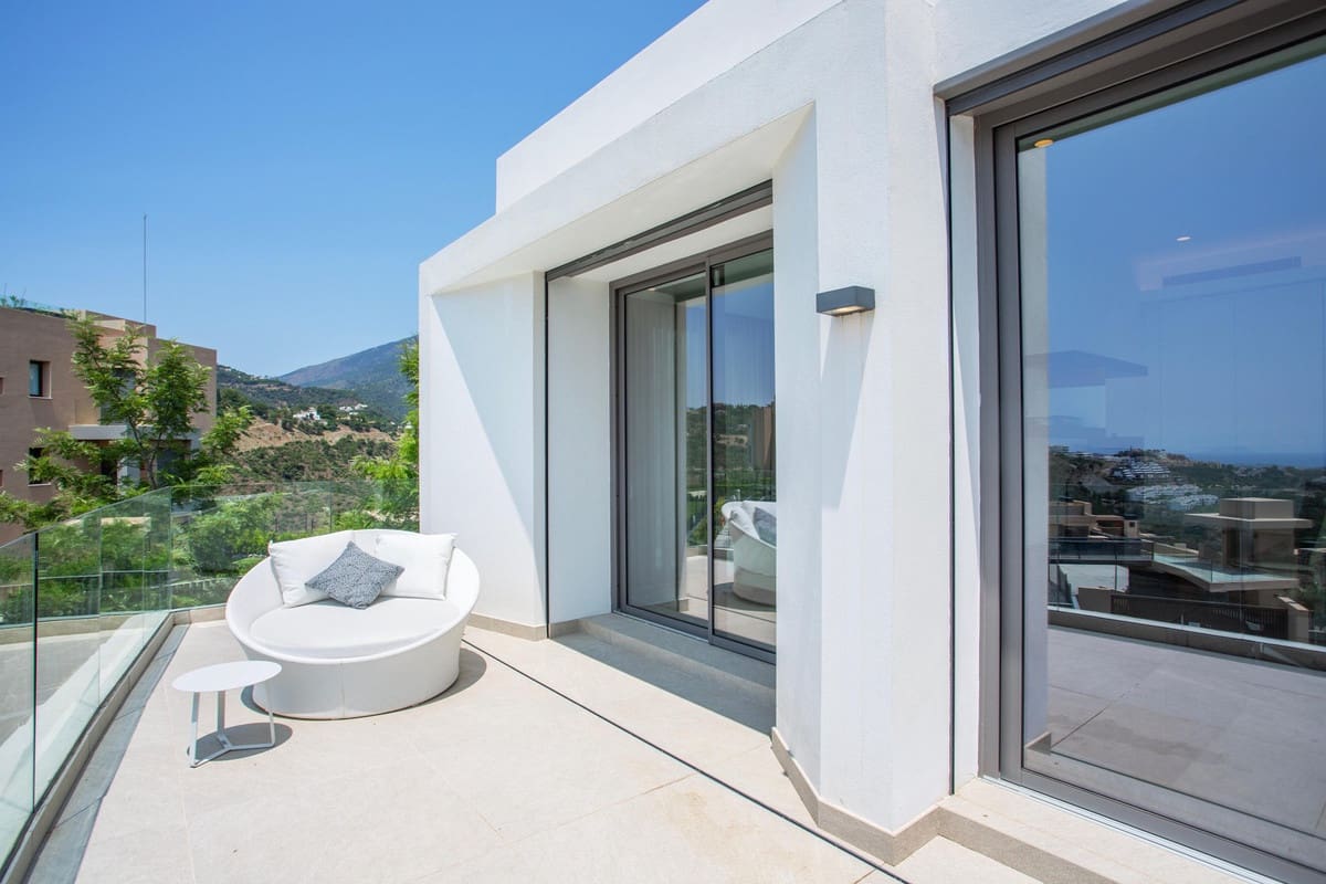 3 quarto Penthouse para venda em La Quinta com piscina garagem - 1 590 000 € (Ref: 9828018)