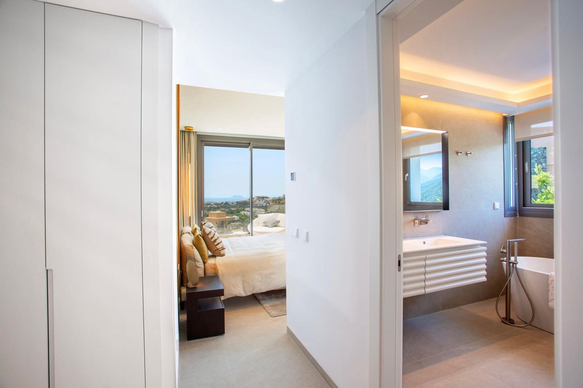 3 quarto Penthouse para venda em La Quinta com piscina garagem - 1 590 000 € (Ref: 9828018)