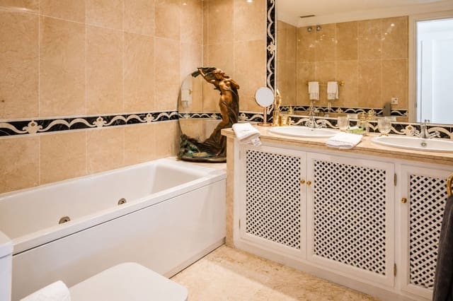 2 chambre Penthouse à vendre à Guadalmina Alta, Marbella avec piscine garage - 720 000 € (Ref: 9895368)