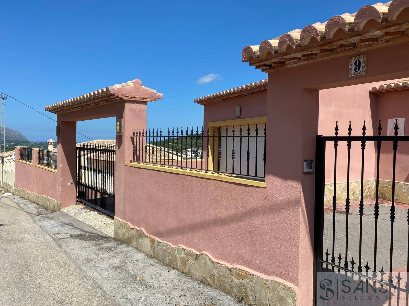 5 bedroom Villa for sale in Orba with pool garage - € 499,000 (Ref: 10046598)