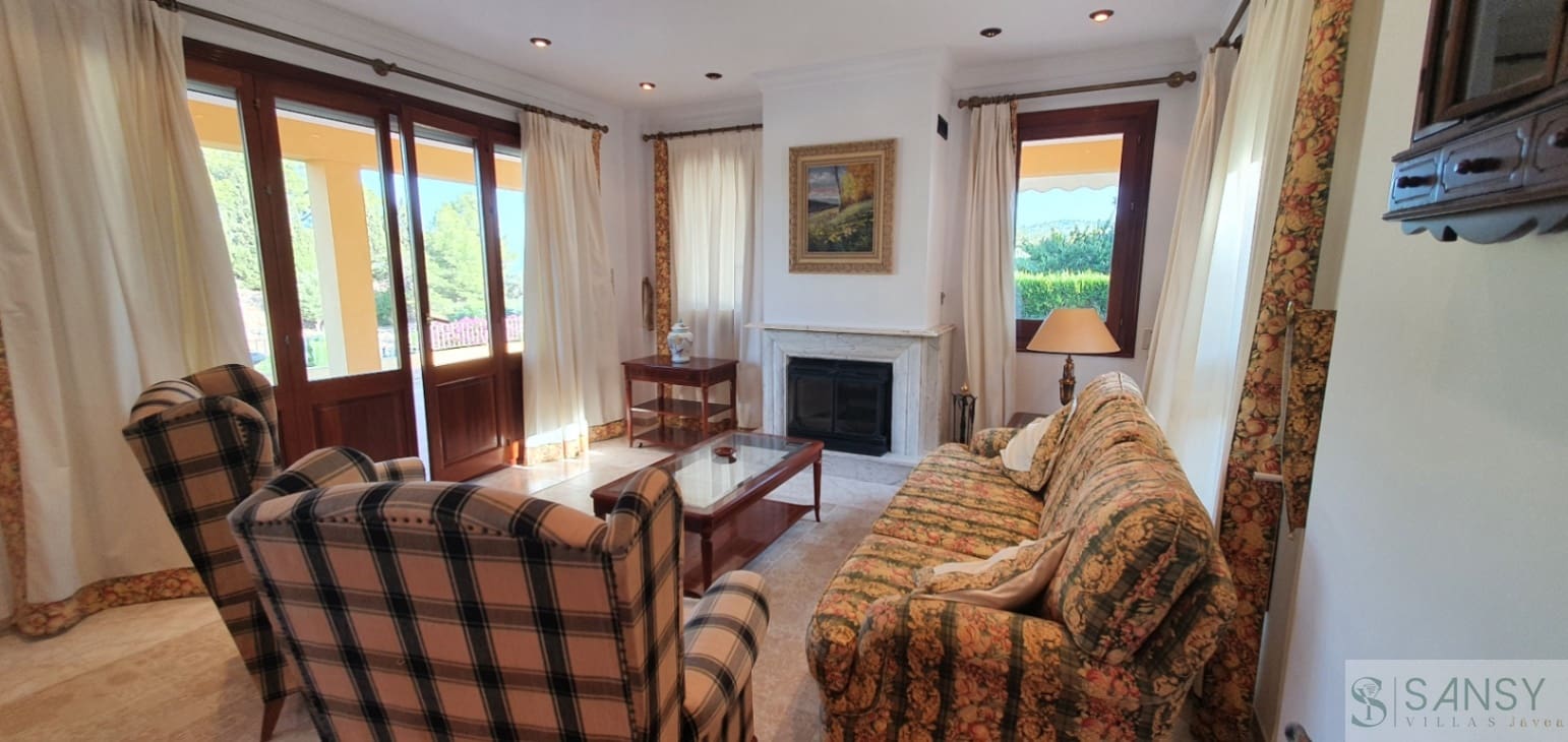 4 Zimmer Villa zu verkaufen in Oliva mit Pool Garage - 620.000 € (Ref: 10048562)