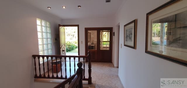 4 Zimmer Villa zu verkaufen in Oliva mit Pool Garage - 620.000 € (Ref: 10048562)