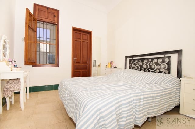6 bedroom Townhouse for sale in Pedreguer with garage - € 340,000 (Ref: 10080232)