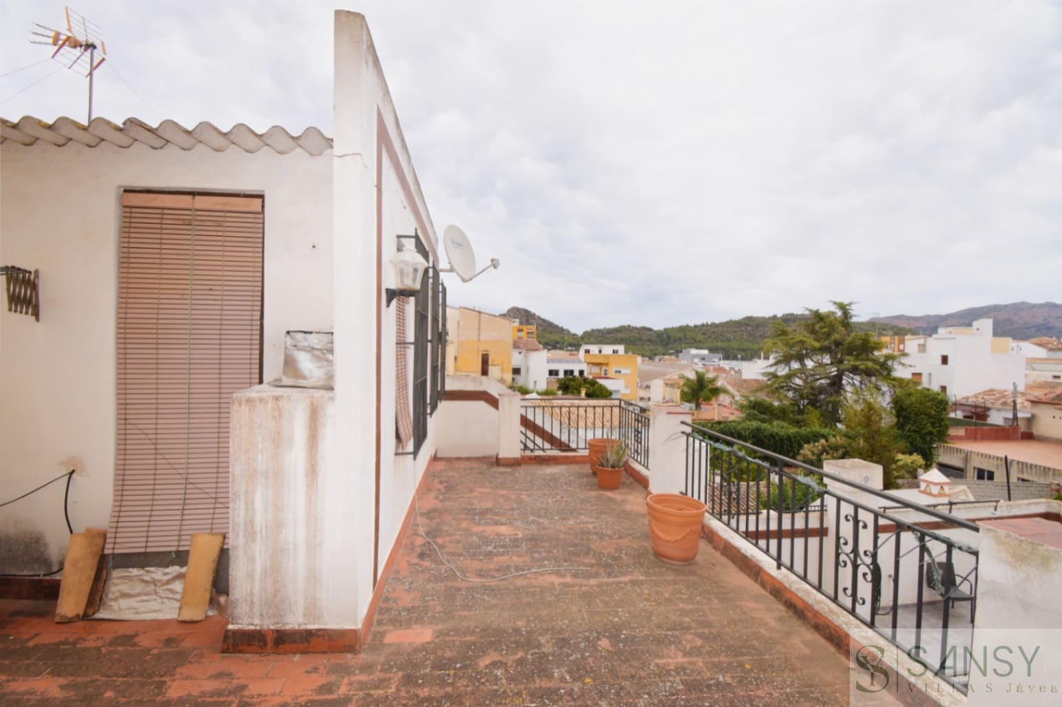 6 bedroom Townhouse for sale in Pedreguer with garage - € 340,000 (Ref: 10080232)